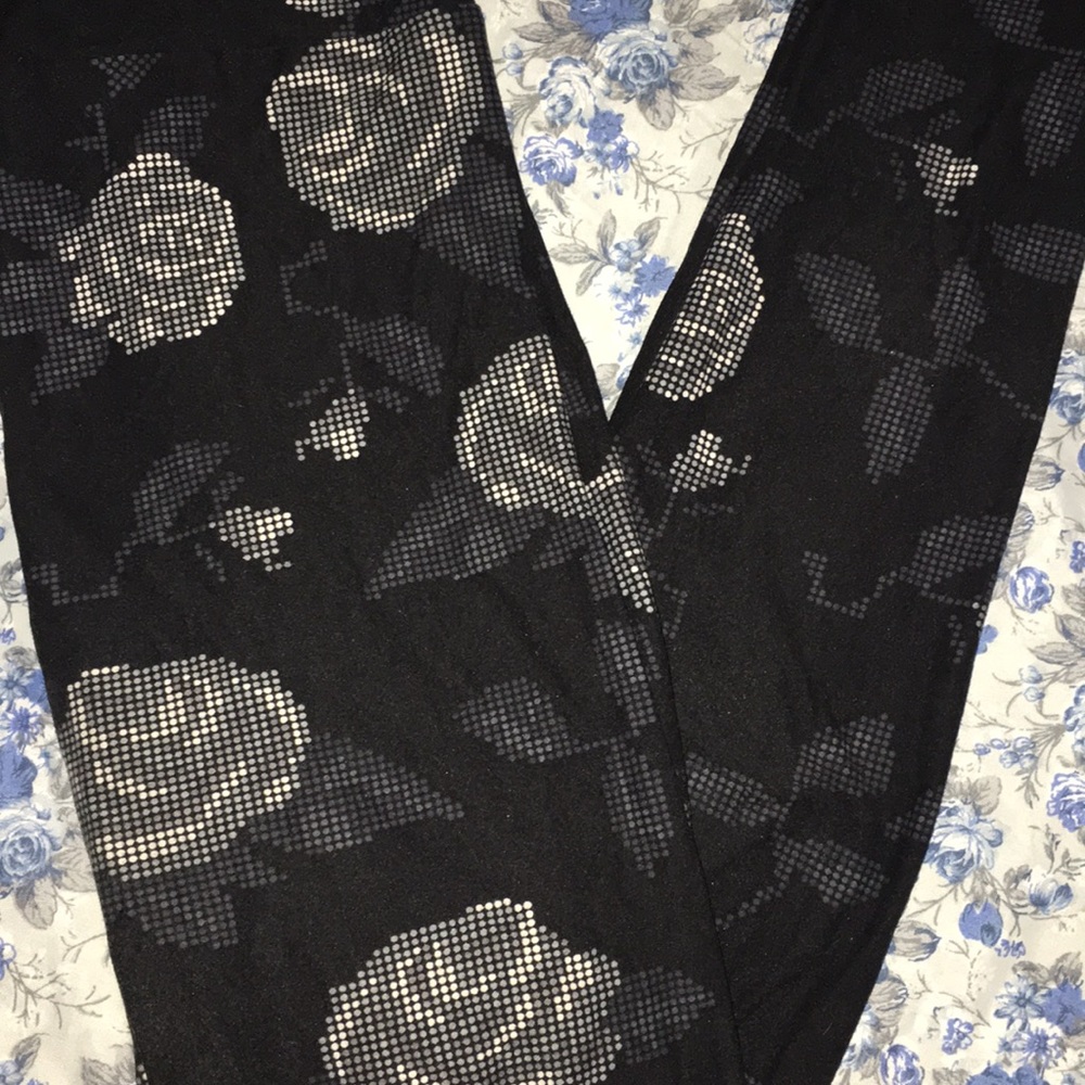 👾LuLaRoe Digital Rose Black Leggings!🌹